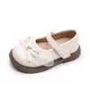 Sapatos de Princesa para Meninas 2026 Primavera e Outono Brancos Estilosos Sapatos Pequenos de Couro para Crianças Mocassins de Solado Macio Sapatos Individuais Antiderrapantes Sapatos de Performance