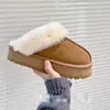Pantuflas esponjosas de suela gruesa para mujer, para usar en exteriores, nuevo estilo 2026, invierno, con forro polar adicional para abrigar, botas de nieve, empalme de cuero y pelo, semiabiertas, zapatos de algodón
