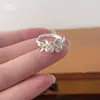 Novo Anel de Flor de Gardênia Estilo Chinês, Estilo Minimalista e Cool, Anel Ajustável para Mulheres, Novo Modelo Popular de 2025, Anel para Dedo Indicador