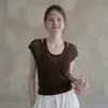 Camiseta de punto gris de manga corta para mujer, diseño falso de dos piezas, cuello en V, hueco, sentido del diseño único y deslumbrante, nicho, top de hombro normal, verano