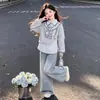 Conjunto de Sudadera con Capucha y Parches a Rayas Estilo Coreano para Niñas y Pantalones de Mezclilla con Lazo para Niños Medianos y Mayores