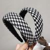 Diadema de pata de gallo Retro francés Esponja gruesa Cuadros blanco y negro Diadema Celebridad cibernética Esponja Ala ancha Tarjeta para el cabello