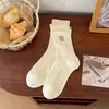 Meias femininas da moda estilo coreano com bordado de cachorrinho de desenho animado, meias sem costura de cano médio, novas meias longas com microcompressão empilhadas para primavera e outono