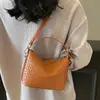 Bolsa de Mão Pequena Trançada Fashion para Mulheres 2026 Nova Bolsa de Ombro Transversal Versátil Vintage de Alto Padrão para o Dia a Dia Tendência