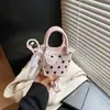 Bolsa Mini Cesta de Bolinhas Tendência Nicho Feminina Verão Nova Versátil Ombro Transversal Mini Bolsa para Batom