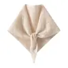 Cachecol triangular de jacquard com padrão de losangos em cashmere, um cachecol triangular de tricô quente e aconchegante que pode ser usado como xale e é versátil para vários looks