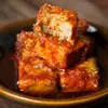 Especialidad de Hunan: Tofu fermentado añejo en bodega con aceite de camelia picante, Tofu fermentado de aceite rojo, Tofu fermentado picante con aceite rojo, un plato de acompañamiento