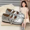 Zapatos de Cuero de Moda para Niñas Estilo Británico Retro 2026 Primavera/Otoño Nuevos Zapatos Individuales de Moda para Niños con Moño y Calados