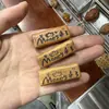 Talla de madera de durazno natural, diseño de "riqueza instantánea", disponible en varios estilos, forma rectangular con dos agujeros, adecuado para collares y llaveros DIY