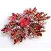 Broche de pedra preciosa verde design personalizado europeu e americano pequeno corsage casaco de lã roupas de outono e inverno em estoque entrega no atacado
