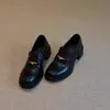 Mocassins retrô de couro estilo britânico com fivelas douradas, sapatos casuais femininos de couro slip-on com sola grossa, versáteis sapatos casuais de salto grosso