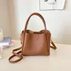 Bolso de Mujer de Gama Alta Tipo Cubo para Llevar en la Mano 2025 Verano Nuevo Diseño de Moda Bolso de Hombro Simple Versátil Bolso Cruzado Casual