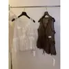 Blusa de encaje patchwork versátil sin mangas con cuello en V fruncido estilo francés de alta gama, té verde con limón, verano 2026 10622