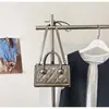 Bolso de mano de nicho de lujo para mujer con un elegante diseño coreano, bolso de hombro acolchado de alta gama, bolso pequeño cruzado