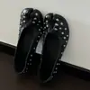 Zapatos de piel de oveja súper suaves de estilo punk único con puntera dividida de pezuña de cerdo para mujer, zapatos de tacón grueso de corte bajo tachonados, zapatos pequeños de cuero fruncidos vintage