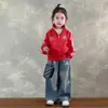 Jaqueta de Primavera para Meninas 2026 Novo Estilo Jaqueta de Baseball Vermelha Jaqueta Casual para Crianças Pequenas Top Moderno Estiloso para Bebês Meninas