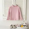 Suéter para Niñas Invierno 2025 Nuevo Rojo Cuello Alto Medio Tejido Ajustado Borde con Volantes Blanco Crudo Camisa Base Moderna