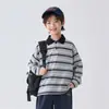 Nova Coleção Outono 2026 da Haima Roupas Infantis Meninos Camiseta Listrada de Manga Longa Estilo Coreano Camisa Polo Estilo Acadêmico Top Tendência