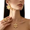 Conjunto de joias de flor com estames de pérola dourada tridimensional transfronteiriço, luxo leve vintage, design exagerado para fazer o rosto parecer menor, fabricante de Qingdao