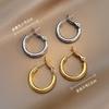 Nuevos pendientes de moda, grandes pendientes circulares elegantes, diseño de nicho, pendientes de anillo lisos, joyería femenina de otoño e invierno, se pueden enviar en nombre