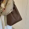 Bolsa de couro macio com textura tecida de alta qualidade para mulheres 2026 nova bolsa de ombro único com grande capacidade, bolsa de mão versátil para o dia a dia