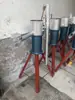 Bomba manual de ferro fundido antiga para poço no campo, bomba grande operada manualmente, dispositivo de sucção para cabeça de poço de água