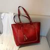 Bolso de hombro portátil con borlas de nuevo estilo 2023 bolso tejido retro de color liso bolso grande retro para mujer