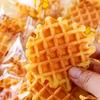 Caja llena de nutrición para el desayuno, merienda, té de la tarde, comida de medianoche, pan rallado, tostadas crudas.