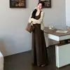 Nova roupa de maternidade para o outono: conjunto de duas peças com um vestido colete cor de café, modelador e que esconde a barriga, com uma saia longa fluida e um cardigã