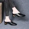 Mules de moda cerrados con diseño calado para comercio exterior, nuevas sandalias de media caña versátiles y transpirables de cuero suave en relieve con puntera cuadrada y tacón grueso para ir al trabajo