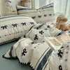Capa de Edredom com Borda de Concha Ins Peça Única 2026 Novo Estilo Fronha Lençol de Cama Casa Luxo de Alta Qualidade Fio Bouclé Conjunto de Quatro Peças