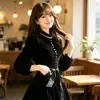 Principios de otoño: un look potente y elegante con un vestido de noche de terciopelo negro