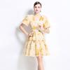 Primavera e Verão Novo Vestido Curto A-Line com Decote Redondo e Manga Curta, Renda Vazada com Costura, Vestido Curto para Hora do Chá