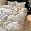 Conjunto de Roupa de Cama Espesso de Lã de Leite de Inverno Quatro Peças Capa de Edredom Lençol de Cama Dupla Face com Mais Veludo Fronha de Travesseiro Lã de Coral Saia de Cama de Dormitório Conjunto de Três Peças