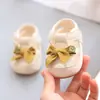 Nuevos Zapatos de Bebé y Niño Pequeño Primavera/Verano 2026 con Decoración de Muñeca, Zapatos Pequeños de Cuero para Niñas con Punta Cerrada y Suela Suave, Zapatos para Niños