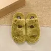 Nuevas pantuflas de invierno 2026 de suela gruesa, cálidas y acogedoras con un diseño de felpa de una sola pieza, que cuentan con una plataforma que aumenta la altura y un cierre de velcro. Estas pantuflas de moda y esponjosas son perfectas para otoño e invierno