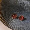 Rosa Roja de Ensueño ~ Aretes de Tuerca de Flor de Camelia Tridimensional para Mujer Estilo Hong Kong Elegantes de Alta Gama Joyería para la Oreja