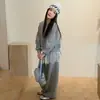 Conjunto coreano de dos piezas falsas para niña con ribete de encaje en el dobladillo, sudadera casual holgada para niños y pantalones de chándal de pierna ancha