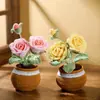 Planta en maceta de rosa tejida a crochet producto terminado, flor artificial de hilo hecha a mano, decoración de escritorio para el hogar, manualidad decorativa tejida creativa