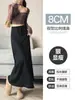 Saia atlética estilo rua, saia longa cinza, meia-saia atlética, casual feminina, saia midi fluida, evasê, look suave e estiloso