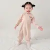 Novo macacão de seda para primavera e outono para bebês, com design ombro a ombro, mangas compridas, estilo pullover e pode ser usado como roupa de engatinhar, pijama ou body.