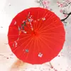 Tela de seda lisa, de color sólido, sin estampado, impermeable, adecuada para decoraciones festivas y de celebración de Año Nuevo, utilizada en desfiles de moda y para decorar escaleras y techos.; un color rojo brillante