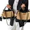Bolso de Mano Retro Sencillo Bolso Cubo para Mujer 2026 Nuevo Estilo Bolso Tote con Cadena de Rombo Bolso de Hombro Único Bolso Cruzado Lujo Ligero