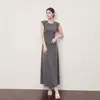 Artículo de moda caliente transfronterizo al por mayor para mujer verano 2026 nuevo vestido plisado sin mangas de cuello redondo con hombros descubiertos HBZW800756