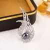 Broche de Pluma y Perla de Moda Europea y Americana, Diseño Personalizado, Pin Versátil, Elegante de Nicho, Lujo Accesible y Joyería de Alta Gama