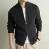 Suéter de Tricô Masculino 2026 Outono/Inverno Tricô Grosso Gola Alta Cardigan com Zíper Estilo Old Money Jovem Casaco Grosso Casual