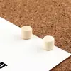 Chinchetas cilíndricas de madera natural en caja, ideales para tablones de corcho; chinchetas decorativas creativas para jardines de infancia.