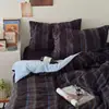 Nueva colección de invierno: Rayado azul y negro, cálido y engrosado, juego de ropa de cama de cuatro piezas con acabado de terciopelo de leche, que incluye una sábana plana, una funda de edredón y una sábana bajera.