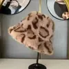 Gorros de Invierno al por Mayor para Mujer, Nuevos Versátiles de Moda para Orejas, Cálidos Sombreros de Pescador de Piel Sintética de Visón, Estampado de Leopardo