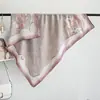 Lenço Quadrado Estampado de Veludo Sintético, Novo Estilo Outono e Inverno, Lenço de Seda Elegante e Versátil, Macio e Amigo da Pele, Cachecol e Xale Quente para Mulheres